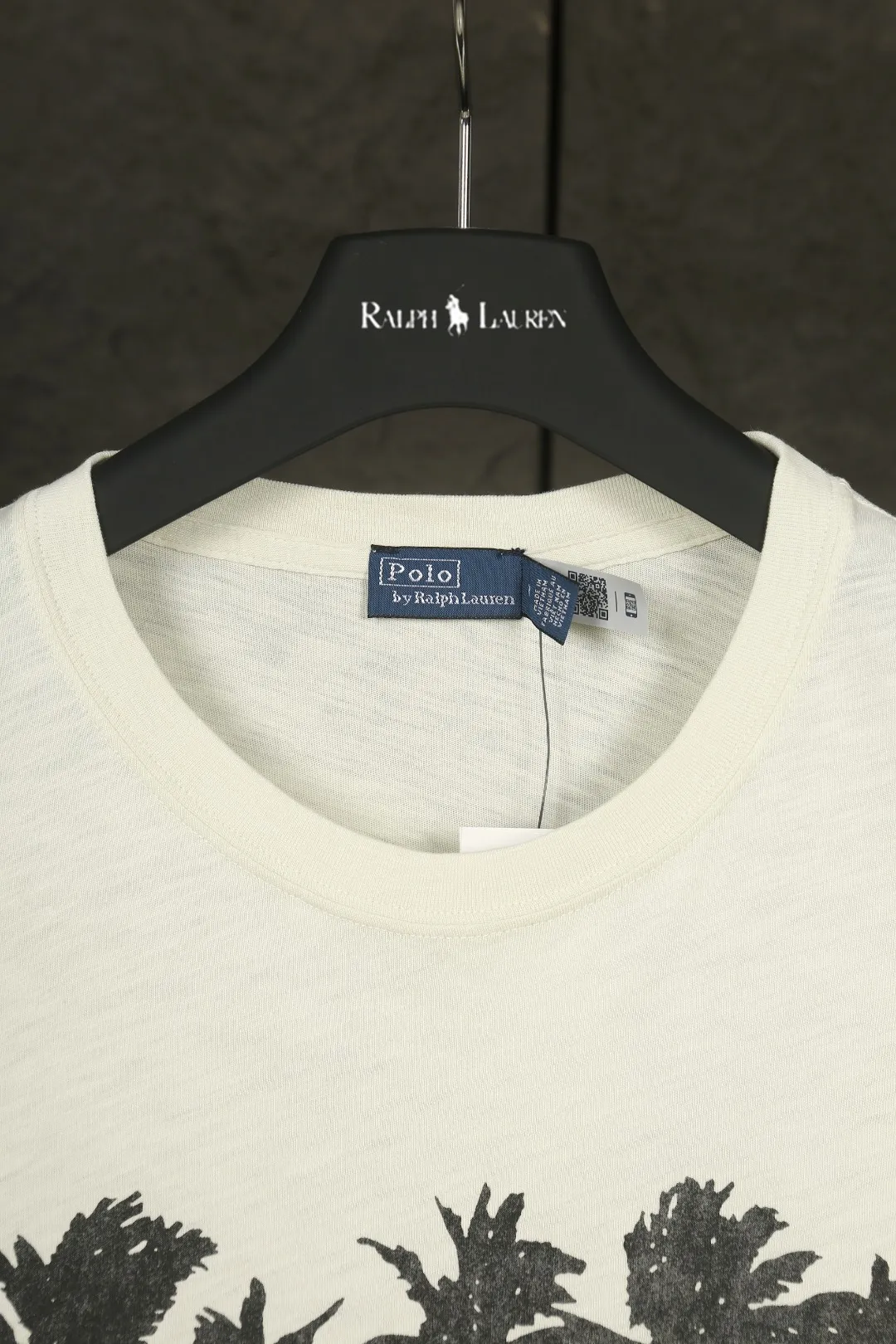 P124 Actual photo [Hot in summer] Style number: 25050# Color: Mi Xing Size: S to XL - Ralph Lauren/Ralph Lauren 2025SS Summer new Hampton coastal style island coconut tree soft slub cotton short-sleeved Tee - Correct and short version The upper body is more proportional ✅ - Original consistent warp and weft slub cotton, soft and comfortable with a sense of laziness ✅ - RL 25 new coconut tree printed cotton Tee The resort-style coconut tree and island pattern print on the chest enriches the visual beauty. The apricot color and the texture of the bamboo fabric have a very lazy summer style. The loose and short version is not picky about your body shape and brings out the Instagram atmosphere. Highly recommended.